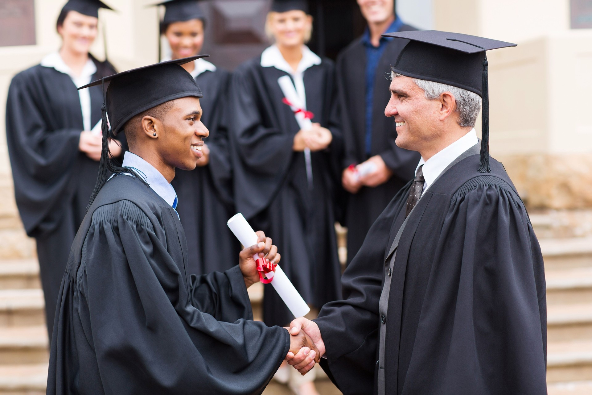 handshaking africaine étudiants diplômés avec dean